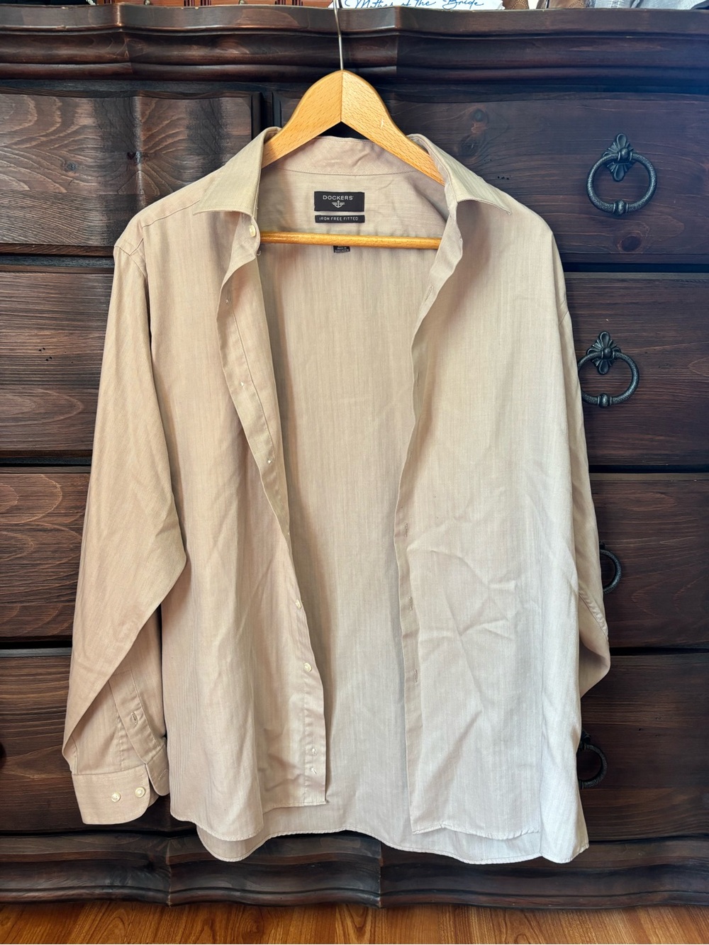 Dockers Men’s Iron Free Tan Button Up, Size Large